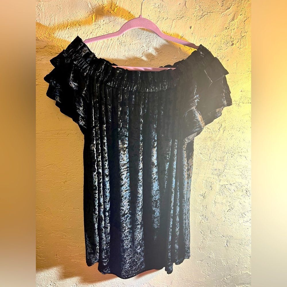 Black Velvet Off-Shoulder Top by UMGEE